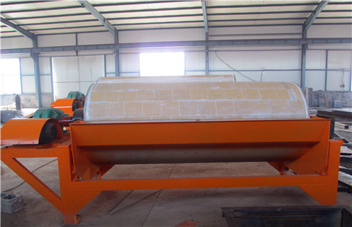 干粉磁選機(jī)，關(guān)注行業(yè)生產(chǎn)，干粉磁選機(jī)更適合市場(chǎng)使用，關(guān)注行業(yè)生產(chǎn)，干粉磁選機(jī)更適合市場(chǎng)使用磁場(chǎng)一般為多少_磁塊如何排列